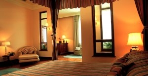 luxuriöses interior einer suite im strand hotel in yangon myanmar burma