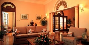 traumhaftes wohnzimmer im strand hotel in yangon myanmar burma