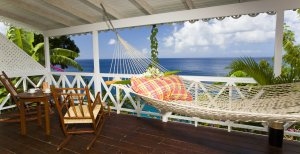 grosse terrasse mit hängematte im ti kaye luxus resort in st. lucia karibik