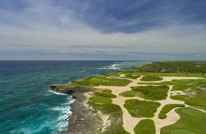 schöner Luxus Golfplatz direkt am karibischen Meer auf der Luxusreisen Dominikanisch Republik Tortuga Bay Puntacana Resort & Club Hotel Punta Cana Karibik