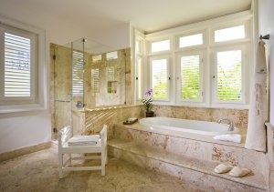 großes und helles Bad mit erhöhter Wanne und Blick nach draußen durch die großen Fenster auf einer der Luxusreisen Dominikanisch Republik Tortuga Bay Puntacana Resort & Club Hotel Punta Cana Karibik