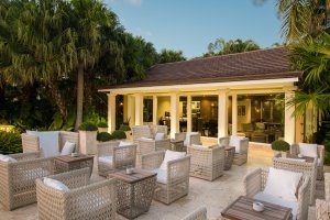 helle und moderne Terrasse der Bamboo Lounge auf der Luxusreisen Dominikanisch Republik Tortuga Bay Puntacana Resort & Club Hotel Punta Cana Karibik