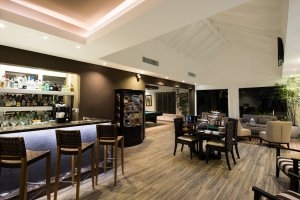 Bamboo Lounge von innen mit offener Gestaltung und hellem Design auf einer ihrer nächsten Luxusreisen Dominikanisch Republik Tortuga Bay Puntacana Resort & Club Hotel Punta Cana Karibik