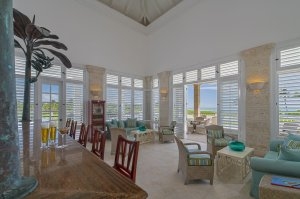 helle und freundliche Bar Los Platanos mit offener Gestaltung und Blick nach draußen auf einer Luxusreisen Dominikanisch Republik Tortuga Bay Puntacana Resort & Club Hotel Punta Cana Karibik