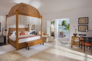 große und helle Junior Suite Ocean View mit Blick auf den Karibischen Strand und das Meer vom großen Himmelbett auf der Luxusreisen Dominikanisch Republik Tortuga Bay Puntacana Resort & Club Hotel Punta Cana Karibik
