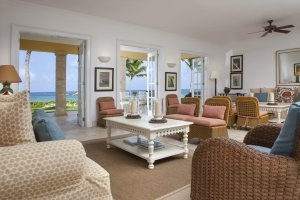 großer und gemütlicher Wohnraum der Junior Suite Ocean View mit Meerblick auf Luxusreisen Dominikanisch Republik Tortuga Bay Puntacana Resort & Club Hotel Punta Cana Karibik