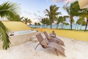 große Terrasse mit Wanne und Sonnenliegen von denen man aus den Blick aufs Meer genießen kann auf einer der Luxusreisen Dominikanisch Republik Tortuga Bay Puntacana Resort & Club Hotel Punta Cana Karibik