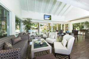 gemütliche und offene Lounge im typischen karibischen Stil erbaut auf der Luxusreisen Dominikanisch Republik Tortuga Bay Puntacana Resort & Club Hotel Punta Cana Karibik