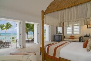 Ocean Front Junior Suite mit großem Bett und direktem Meerblick vom Himmelbett aus auf Luxusreisen Dominikanisch Republik Tortuga Bay Puntacana Resort & Club Hotel Punta Cana Karibik
