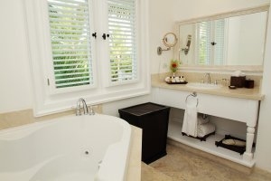 helles Bad einer Suite mit Eckwanne und Fenster in den karibischen Garten auf einer der Luxusreisen Dominikanisch Republik Tortuga Bay Puntacana Resort & Club Hotel Punta Cana Karibik