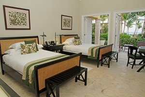 Schlafzimmer mit zwei Queen Size Betten im typischen karibischen Stil auf einer der Luxusreisen Dominikanisch Republik Tortuga Bay Puntacana Resort & Club Hotel Punta Cana Karibik