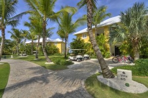 Villen als typische karibische Häuschen mit parkenden Golfcarts inmitten der gepflegten Gartenanlage und Palmen auf der Luxusreisen Dominikanisch Republik Tortuga Bay Puntacana Resort & Club Hotel Punta Cana Karibik