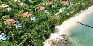 Blick auf das Trisara Hotel & Villas Phuket und den Plamenstrand