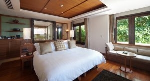 Schlafzimmer eines Ocean View Pool Room im Trisara Hotel & Villas