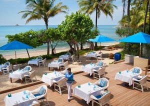 Seafood Restaurant im Trisara Hotel & Villas auf Phuket mit Blick auf den Strand unter Palmen