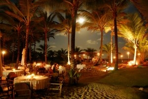 romantische abendstimmung im restaurant im txai hotel resort relais und chateaux in itacare brasilien südamerika
