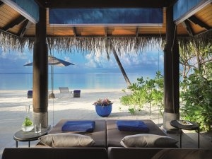 Blick im Velaa Private Island Malediven auf der Terrasse eines Beach Pool House mit blick auf das Azurblaue Meer und den weißen Sandstrand