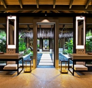 offenes Bad eines Beach Pool House im Velaa Private Island auf den Malediven