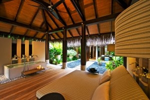 Blick in ein Zimmer eines Beach Pool House im Velaa Private Island auf den Malediven