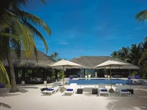 Blick im Velaa Private Island Malediven auf ein Beach Pool House mit Pool im Vordergrund