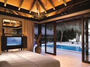 indischer ozean malediven im velaa private island in einem beach pool house mit blick aus dem schlafzimmer auf den eigenen pool