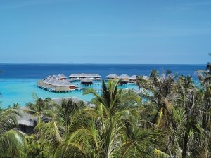 indischer ozean malediven Velaa private island water villa inmitten des azurblauem wassers