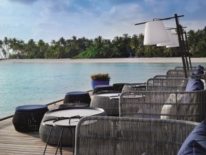 Aragu Restaurant mit moderner Terrasse und Blick auf den glasklaren Indischen Ozean der Malediven