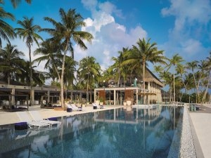 Poolbereich und Athiri Restaurant im Velaa Private Island auf den Malediven Indischer Ozean