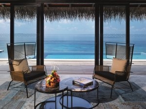 Blick auf den Außenbereich eines Ocean House im Velaa Private Island mit dem azurblauen Indischen Ozean im Hintergrund