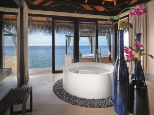 Bad eines Pcean Pool House auf den Malediven Velaa Private Island mit Blick auf den Indischen Ozean und die herrliche Terrasse