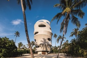 Außenansicht des Tavaru Restaurant im Velaa Private Island das wie ein modernes Ufo inmitten der Palmen in den Himmel ragt