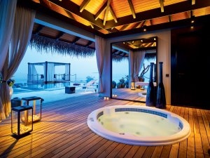 Privater Spa Bereich einer Romantic Pool Residence im Velaa Private Island Malediven im Indischen Ozean