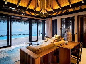 Wohnbereich einer Romantic Pool Residence im Velaa Private Island auf den Malediven im Indischen Ozean