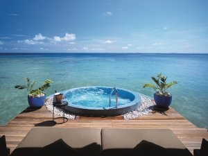 Jacuzzi auf der Terrasse des Spa inmitten des Indischen Ozeans mit blick auf das weite Meer der Malediven auf Velaa Private Island 