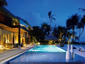 Pool einer Private Residence im Velaa Private Island auf den Malediven Indischer Ozean