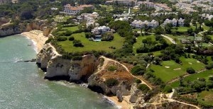 traumhafter ausblick auf die bucht und golfplatz im Vila Vita Parc algarve in portugal