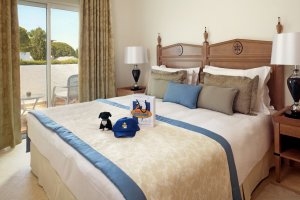 grosses schlafzimmer einer suite im vila vita parc resort in der algarve portugal