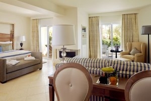 grosses wohnzimmer mit ausblick im vila vita parc resort in der algarve portugal