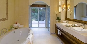 modernes badezimmer einer suite im vila vita parc resort in der algarve portugal