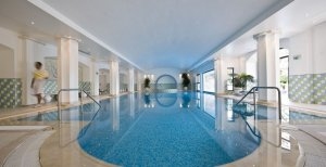 modernes schwimmbad und spa bereich im vila vita parc resort in der algarve portugal