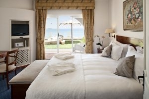 stilvolles schlafzimmer mit ausblick im vila vita parc resort in der algarve portugal