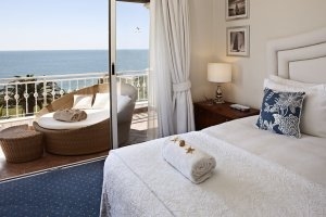 gemütliche terrasse mit ausblick auf das meer im vila vita parc resort in der algarve portugal 