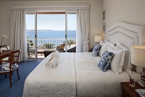luxuriöses schlafzimmer mit terrasse und meerblick im vila vita parc resort in der algarve portugal 