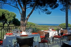 Terrasse mit herrlichem Ausblick über die Küste im Luxushotel Saint-Tropez Villa Marie Cote d´Azur Frankreich