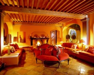 gemütlicher und edler Aufenthaltsbereich im Luxushotel Saint-Tropez Villa Marie Cote d´Azur Frankreich mit Rottönen und gemütlichen Sitzgelegenheiten