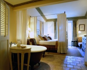 Edles Zimmer mit anliegendem Bad und heller nobler Ausstattung im Luxushotel Saint-Tropez Villa Marie Cote d´Azur Frankreich