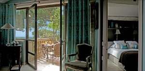 Zimmer mit großer Terrasse und herrlichem Blick über die Küste im Luxushotel Saint-Tropez Villa Marie Cote d´Azur Frankreich