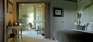 Zimmer mit großem Wohnbereich und edler Einrichtung im Luxushotel Saint-Tropez Villa Marie Cote d´Azur Frankreich