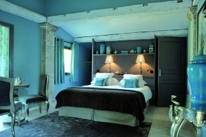 edles Zimmer im Luxushotel Saint-Tropez Villa Marie Cote d´Azur Frankreich mit bläulich gehaltenen hellen Farben und nobler Einrichtung