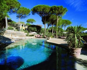 schöner Pool Bereich im Garten des Luxushotel Saint-Tropez Villa Marie Cote d´Azur Frankreich mit vielen Bäumen und strahlend blauem Himmel an der Küste Frankreichs